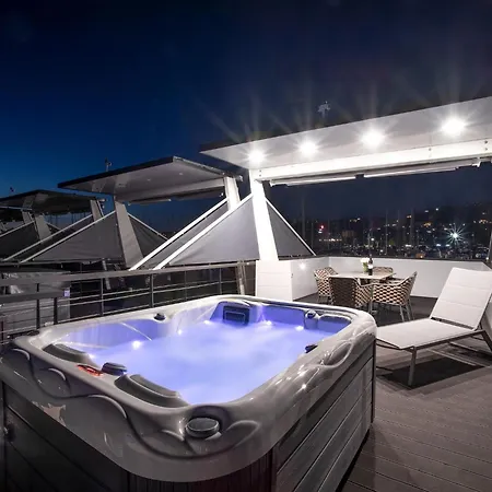 Dreamy Houseboat By The Sea With Terrace And Hot Tub
