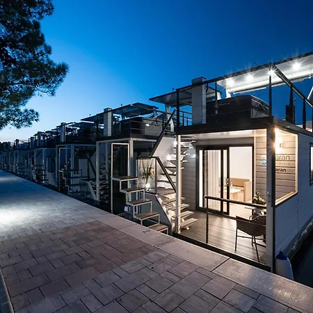 Dreamy Houseboat By The Sea With Terrace And Hot Tub