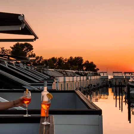Dreamy Houseboat By The Sea With Terrace And Hot Tub Botel *